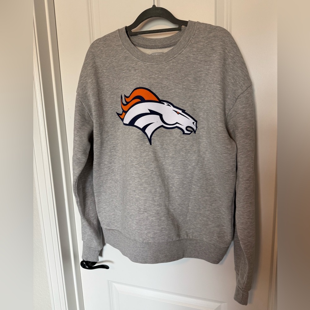 Antigua Apparel Denver Broncos Women’s Victory Full Front Logo Crew